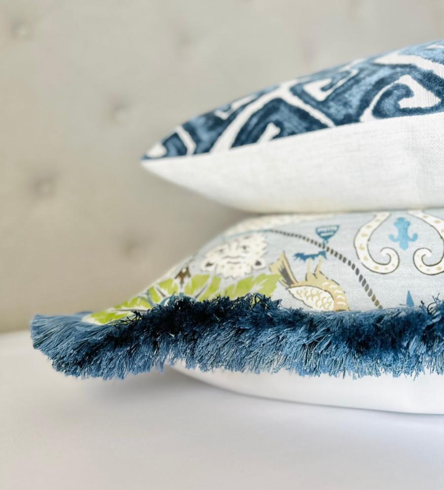 Navy blue velvet throw pillow , blue decorative pillow , velvet accent pillow , Designer fabric throw pillow cover , Navy blue throw pillowcase , Blue throw pillow for sofa and bed , Custom - made pillow cover , Handcrafted pillow cover , Home decor accent , High - quality pillow cover , Modern pillow velvet