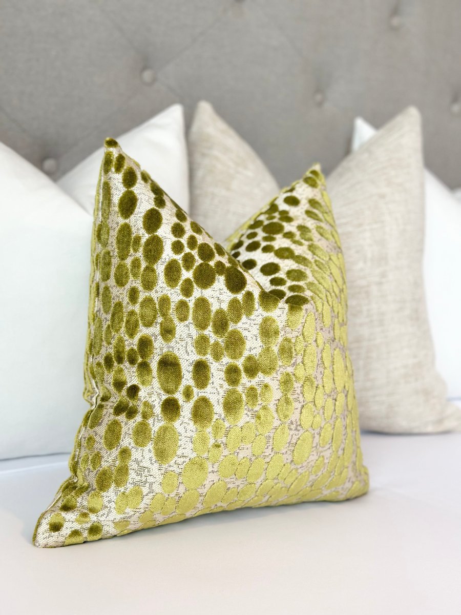 High-quality green velvet pillow cover, offering a soft and opulent feel, perfect for bringing a vibrant and luxurious touch to any room. Custom green velvet pebble throw pillow cover – Luxury Designer Accent Pillow with Unique Tactile Pebble Texture.
